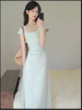 Elegant Scoop Neck Maxi Dress in Light Mint